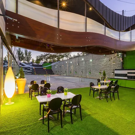 Zentral Ave מלון